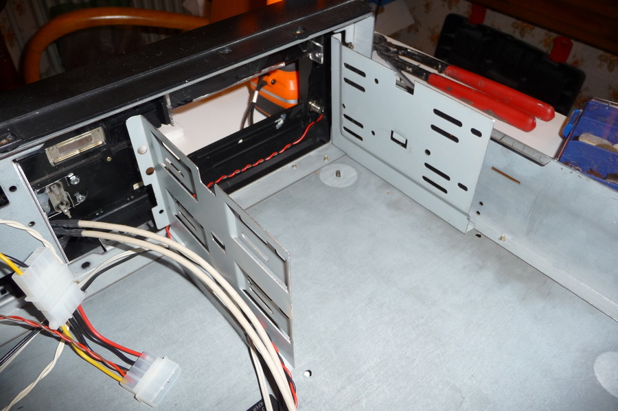 Deux rails récupérés sur un vieux boitier pour fixer le lecteur DVD. P1030789.jpg