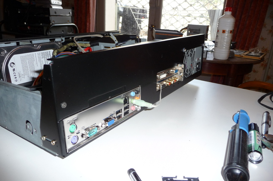 Le câble vert va au contrôleur des vu-mètres. Un petit outil Windows permet de répliquer le signal audio sur la sortie de la carte mère et sur la carte son dédiée. P1030792.jpg